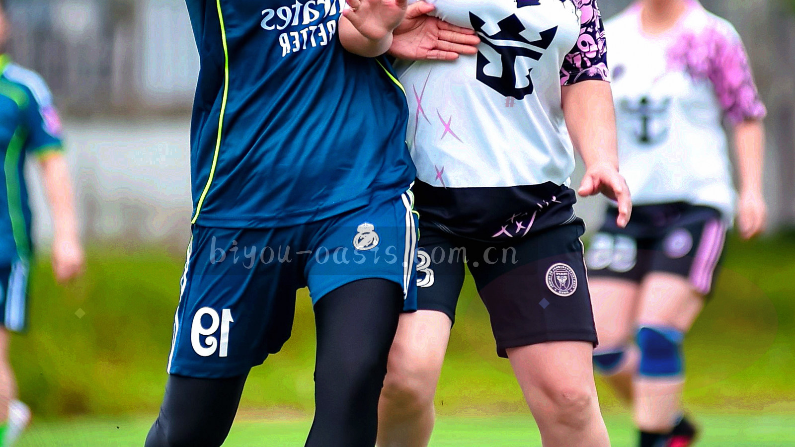 甘肃丹霞纹理与远处绿洲水纹在黄昏柔光中交叠